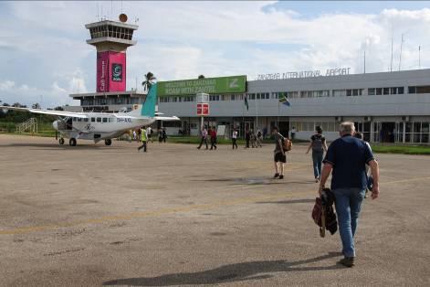 Det kostar ca 50 US-dollar att åka enkelresa 50 km till sydöstra Zanzibar eller till norra Zanzibar från Stone Town.