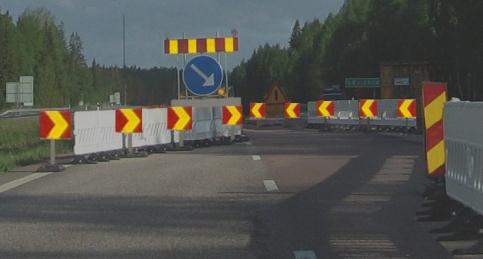 8.9 Körledning För att ge en bra körledning längs arbetsplatsen används markeringsskärm för sidohinder. Vid sidoförflyttning av trafiken används enkla markeringspilar.