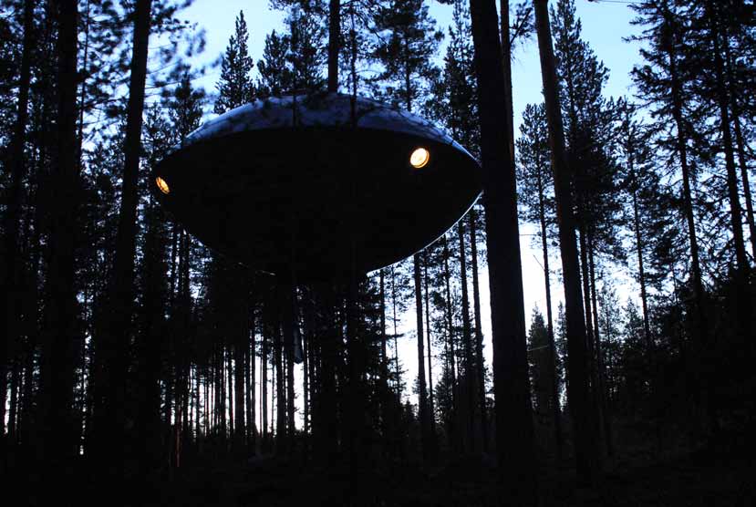 THE UFO Av Inredningsgruppen/Bertil Harström Rum: Fyra bäddar (en dubbelsäng och två enkelsängar) Under arbetet med The Bird s nest, som till stor del harmoniserar med sin omgivning, föddes tanken på