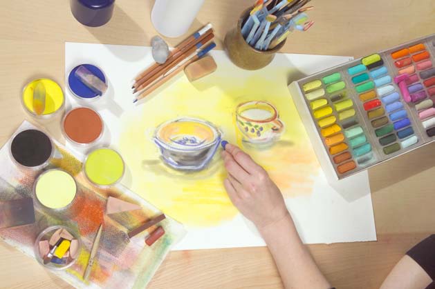 Tanken med att ha pastellen i en kopp istället för i kritform är att konstnären bokstavligen kan måla med pastellen direkt ur koppen genom att använda dom speciella Sofft svampverktygen.