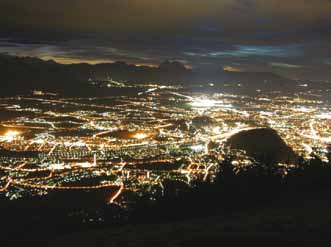 Centralstyrning av gatubelysningen med KNX (Österrike) Salzburg sparar mängder av ström Figur 1. Salzburg city under natten, sett från Gaisberg.