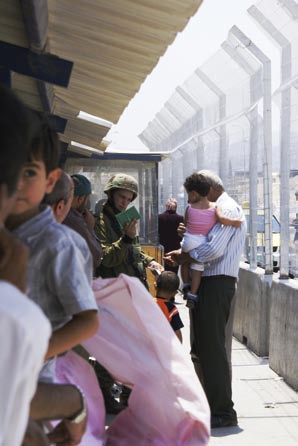 Palestinier fördröjs och förnedras vid de många gränsposteringarna och vägspärrarna. Foto: Helen Calner. har rätt till.