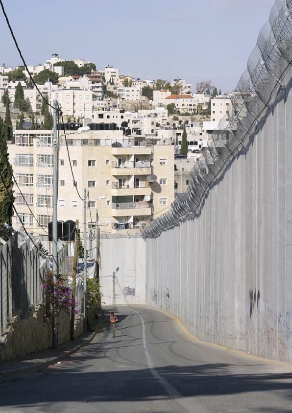 I Abu Dis är barriären/muren nio meter hög och slingrar sig fram mellan husen för att så mycket mark som möjligt ska hamna på den israeliska sidan.