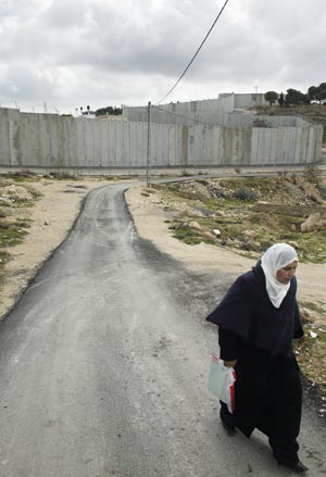 rörelserestriktioner på hela Västbanken, ofta under israeliska nationaldagar och religiösa högtider, då palestinier inte får förflytta sig.