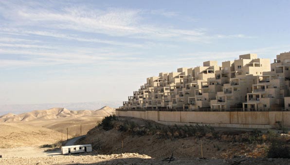 Genom sin bosättningspolitik etablerar sig Israel på ockuperad mark. Omkring en halv miljon bosättare lever på Västbanken inklusive östra Jerusalem. Foto: Active Stills.