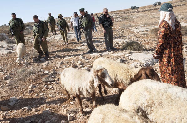 Israelisk militär spärrar av stora områden på Västbanken som militära övningsområden. Detta innebär stora problem för palestinska jordbrukare och farmare som förlorar sina odlings- och betesmarker.