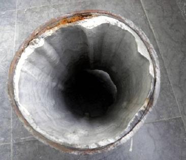 9.2.2.2 Rörprov 2 Rörprovet i den här genomgången är en vertikal samlingsstam med diameter 100 mm tillverkad i gjutjärn. Röret var i relativt bra skick vid reliningen, utan utvändiga skador.