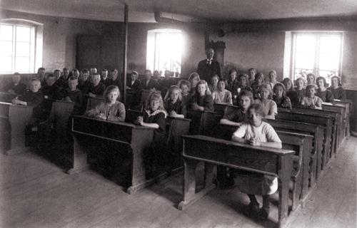 Folkskolans historia del II 1878-1962 Modernitet och medborgarskap Under denna period förbättrades skolan på olika sätt. Skolgången förlängdes och fler barn gick i skola.