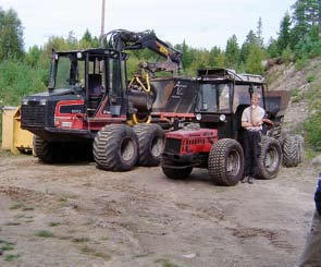 Bild 22. Markspridare av olika storlekar. Både små jordbrukstraktorer och stora ombyggda skotare används. 38 (TS) per hektar räcker som kompensation på boniteter under T23 och G23.