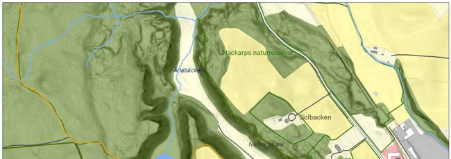 Leden korsar en grusväg. Håll vänster här. Fortsätt alltså inte följa den vita leden utan gå åt sydväst på grusvägen. Efter cirka 200 meter ser du en liten ryggform på kalhygget till höger.