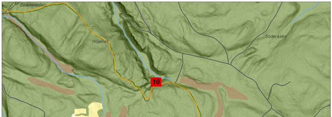 Följ grusvägen 1 km och tag därefter den lilla stigen som går mot vänster från vägen i ytterligare 200 meter.