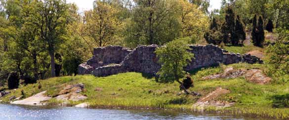 De rödmålade träbyggnaderna vilar i ett välbevarat kulturlandskap, där fåren går och betar bland mängder av gullvivor och Adam och Eva. Här fladdrar sällsynta fjärilar omkring under varma sommardagar.