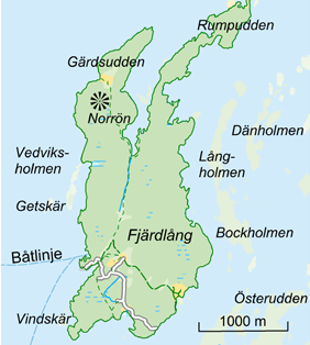 Lite varstans i skogen växer den fridlysta idegranen. Ön är ett idealiskt utflyktsmål för hela familjen.