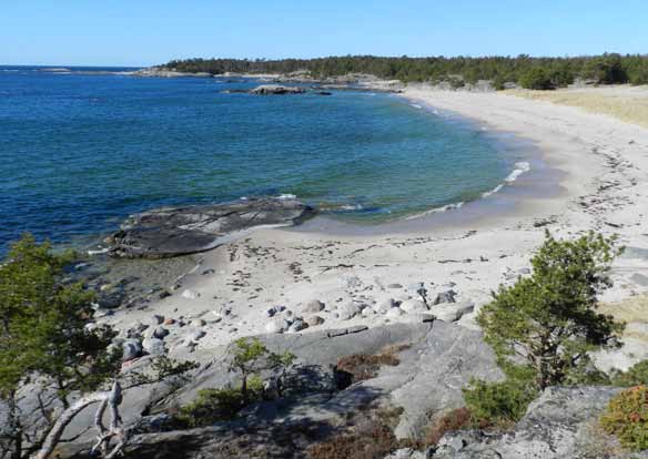 Stora sand på södra Utö är öns finaste sandstrand tänd på skjutfältets bevakningstorn och på Utö kvarn.