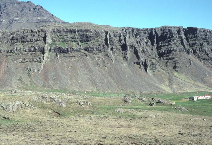 Fig. 36. Tertiära gångsvärm i Berufjörður. Gångarna har en medeltjocklek på 5,5 m och den med en maximal tjocklek på 10 m (Gudmundsson, 1995).