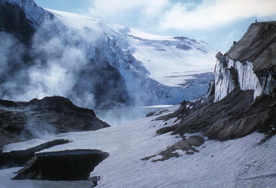Vatnajökull fylldes Grímvötnkalderan med vatten från en fissureruption som skedde mitt emellan Grímsvötn och Bárðarbungas centralvulkaner. Utbrottet pågick mellan 29/9-13/10 1996.