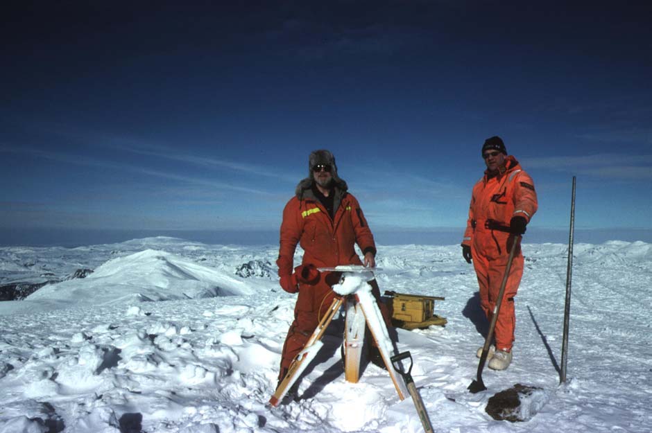 Fig. 63. GPS mätnigar kring Katla, vilka utnyttjar nunataken Enta (se Fig. 54) i Mýrdalsjökull. I det resulterande interferogrammet kan man se hur mycket markytan har rört sig.