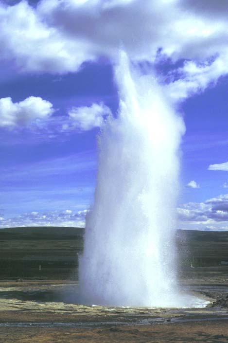 Figur 64. Gejsern Strokkur. Geotermisk aktivitet Man brukar dela in geotermala områden i hög- och låg-temperaturområden. Gränsen mellan hög och låg ligger vid ca. 150 C.