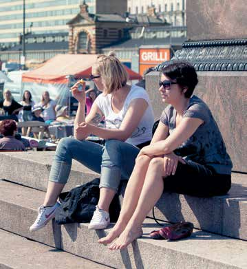 ALKOHOL OCH NARKOTIKA I Finland är det förbjudet att sälja eller bjuda alkohol till personer under 18 år. I mataffärerna säljs endast öl och cider. Vin och starksprit säljs endast vid Alko.