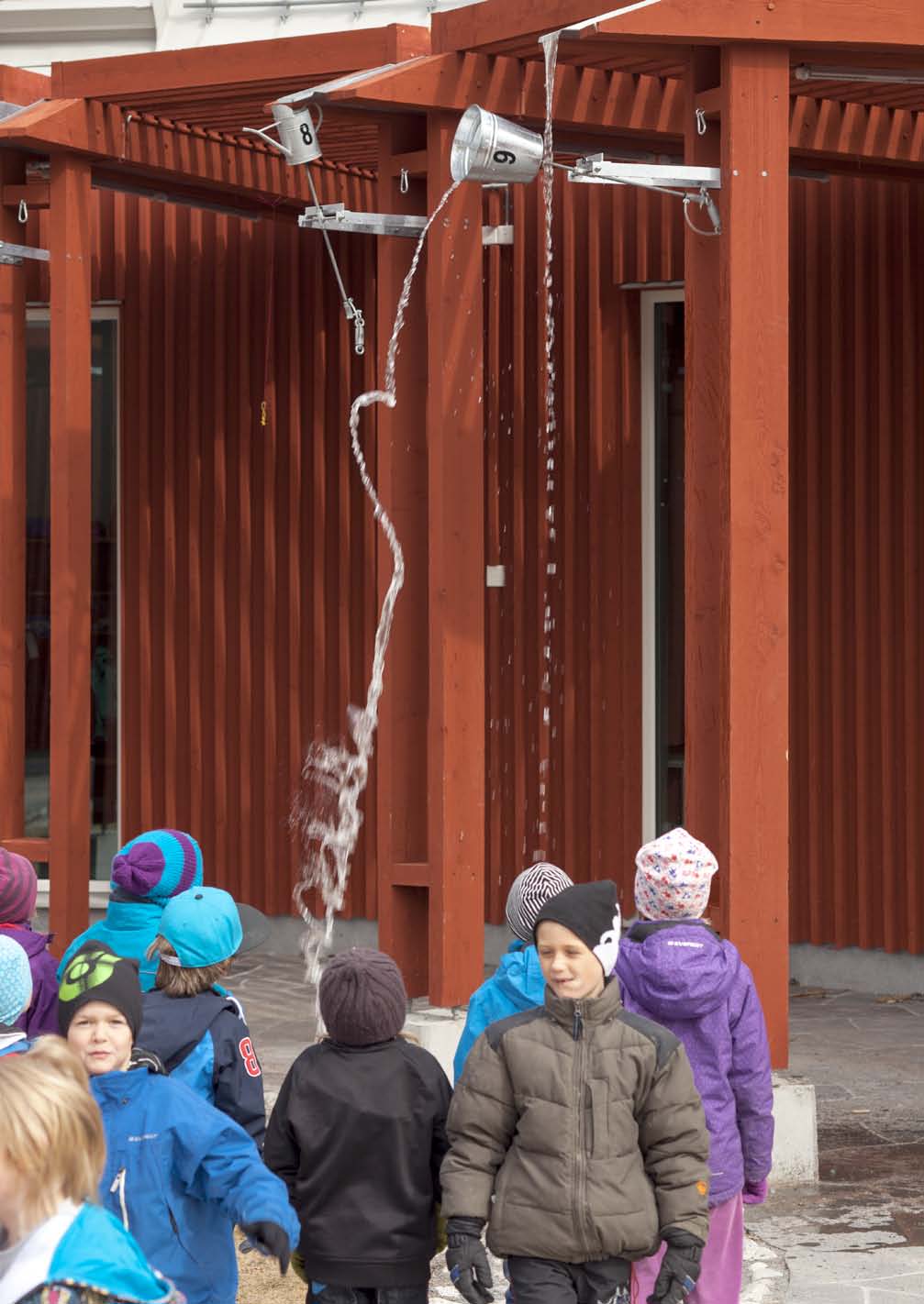 tretton samverkansprojekt Konstnären Mikael Åbergs Utkastare använder dagvattnet som konstnärligt material. Rännor, hinkar och vattenkannor töms på vatten i olika takt beroende på storlek och balans.