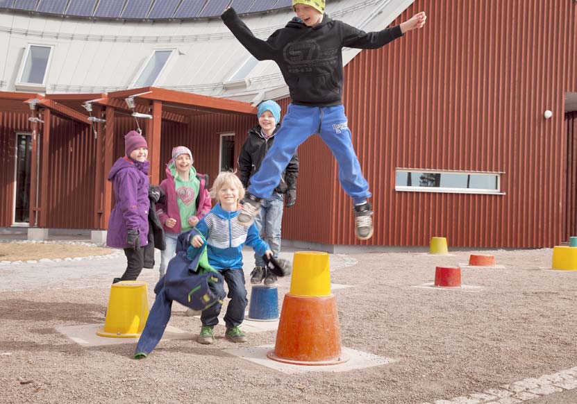 Ås nya skola och Sånghusvallens skola Krokoms kommun tretton samverkansprojekt Mikael Åbergs hinkar är kombinerade sittplatser och gårdsbelysning och en del av barnens lekmiljö på Sånghusvallens