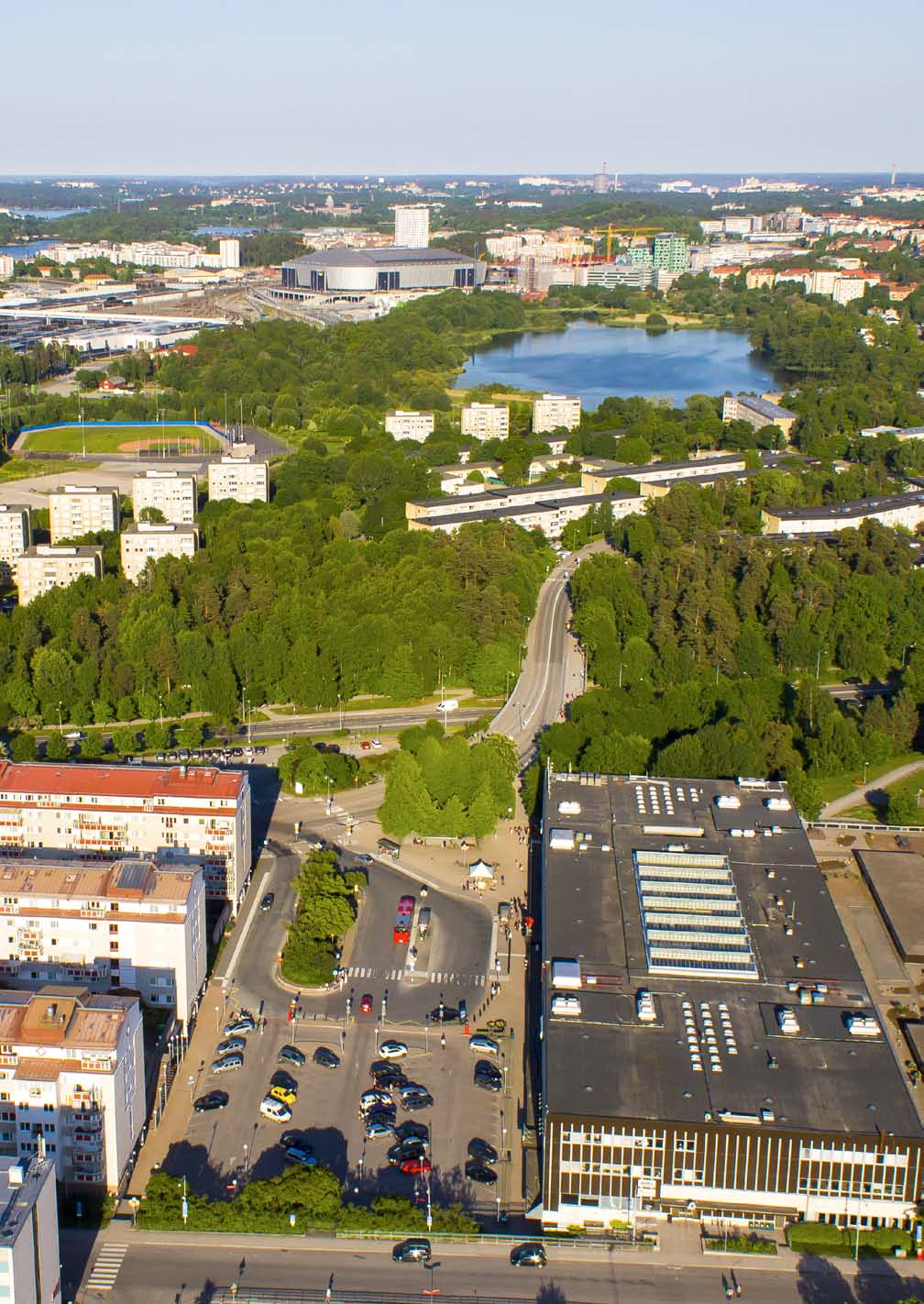 En arena för nyskapande samverkan På Marabouparkens konsthall genomförde konstnären Kerstin Bergendal år 2010 projektet PARK LEK bestående av sex samtal med en gradvis utvidgad krets av kommunens