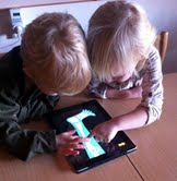 Barnen tar lätt till sig den nya tekniken och de blir genast nyfikna och intresserade av vad som ska göras.