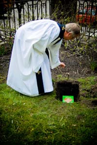 I agendan står att vi ska sjunga en psalm som vi själva skrivit.