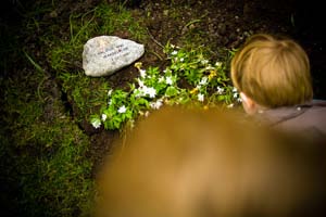 Så skottas graven igen och korset