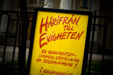 Han har arbetat med utställningen i kyrkan. Det var han som hittade musen. Lars Vingren är kommunister i församlingen och skötte begravningen helt enligt ritualen.
