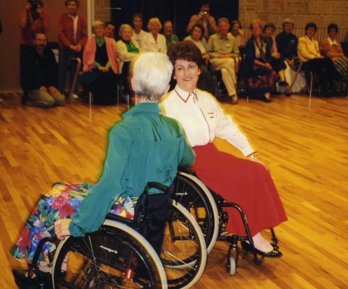 Sittdansen har blivit ett viktigt inslag i åldrings- och handikappverksamheten och uppskattas mycket av deltagarna. Man märker snart, att det verkligen är en god och mångsidig rörelseform.