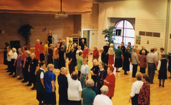 Uppställning till Möte med vännerna, dansk dans. Söndag morgon brukar inledas med en teoritimme, då dansbeskrivningarna presenteras och kommenteras.