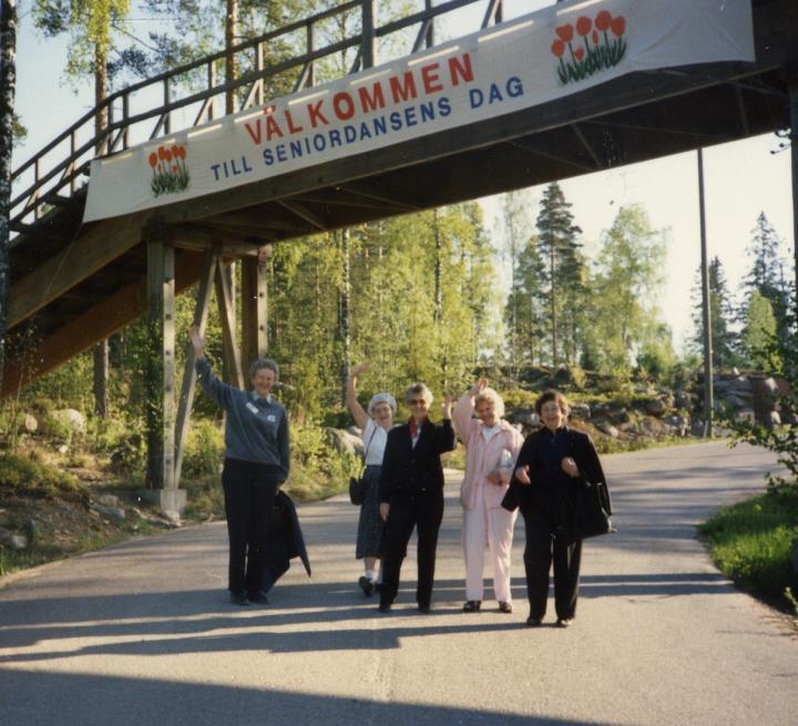 Seniordansens Dag Den första stora samlingen för danslystna seniordansare var Seniordansens Dag på Solvalla, 10.5.1986.