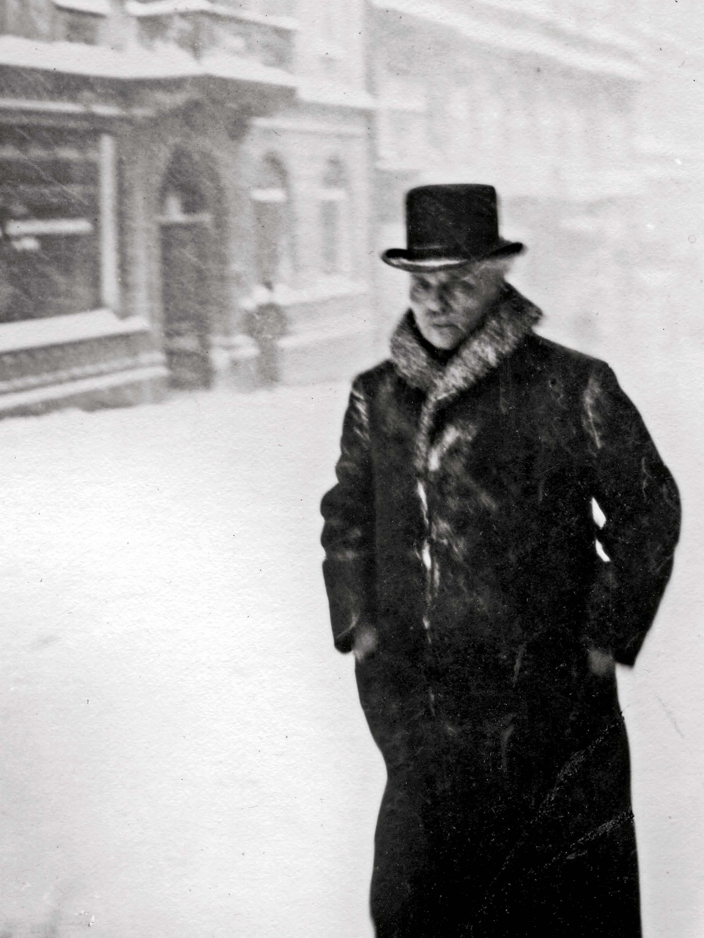 sista bilden Så sent som i början av april 1912 orkade August Strindberg ta promenader i ett fortfarande vinterkallt Stockholm. Men sedan blev den store författaren sängliggande.