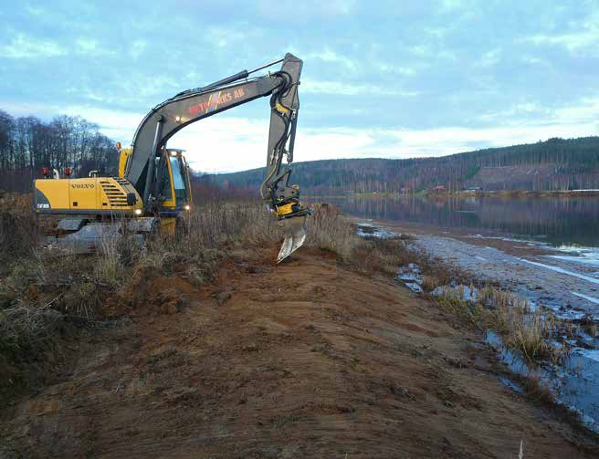 44 Framskrapning av öppen sand på igenväxt sandrevel, för att öka arealen lämplig livsmiljö för bl.a. strandsandjägare. Klarälven söder om Ekshärads flygfält. Foto: S-Å Berglind.