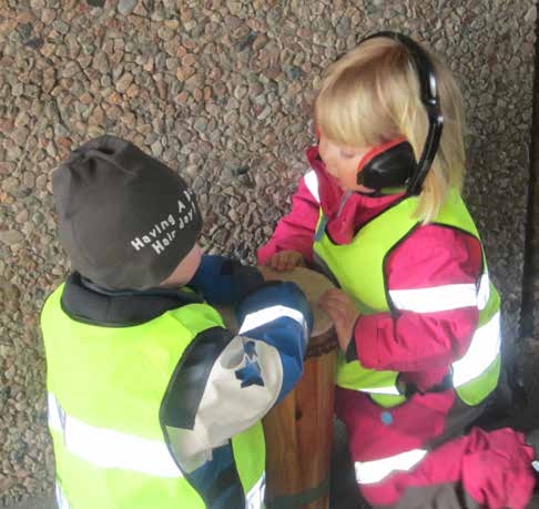 havare berättar att han hörde sin dotter (2 år) skrika inne på sitt rum, han sprang dit och hittade henne skrikandes i sin säng, sittandes med hörselkåpor på.