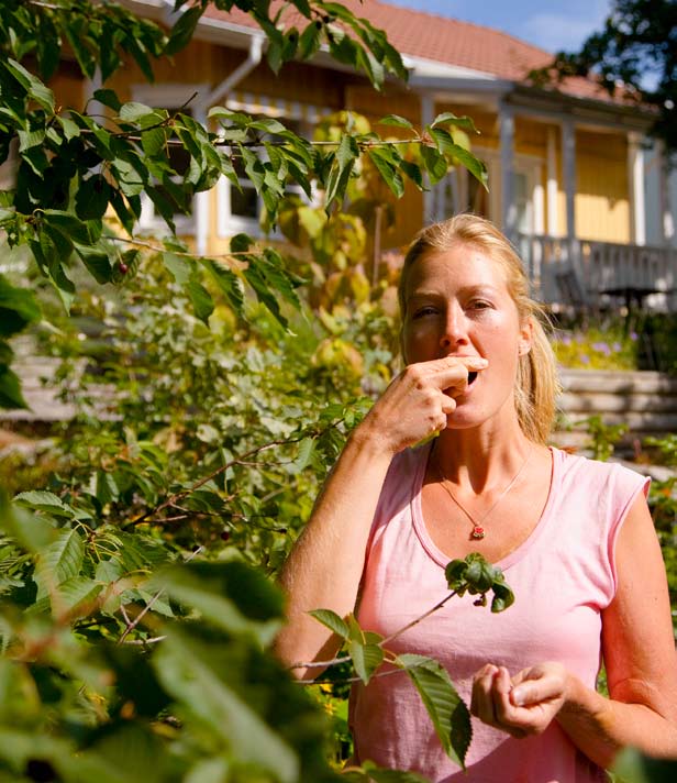 20 e n bo k fö r ve m so m he l s t e n bo k fö r ve m so m he l s t 21 insåg jag att det är bättre att dela mina upplevelser med någon än att bära det inombords. Så småningom tog orden slut.