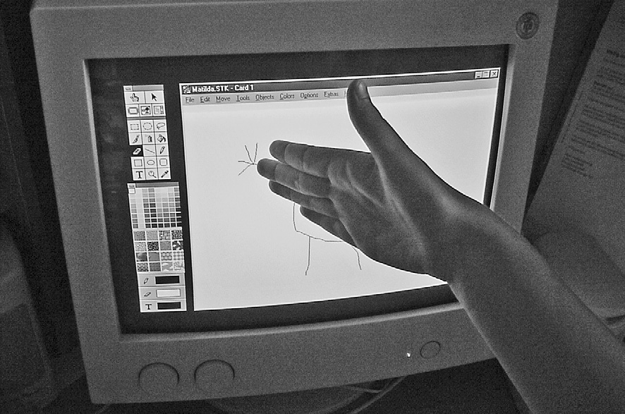 348 A. Klerfelt / Computers & Education 48 (2007) 335 361 Excerpt 3b: Matilda drawing the girlõs hand Time Person Verbal utterance, Swedish 07.22 Matilda...een...ojojojosch... två...tre...fyra...fem.