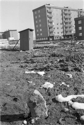 FÖRORTSDISKURSER I BILDER 49 Bild 4. Den gungande och ofärdiga moderniteten. Aftonbladet 29 mars 1974. Foto: Rolf Pettersson, Aftonbladet Bild lan stad och land, med en träbod (eller utedass?