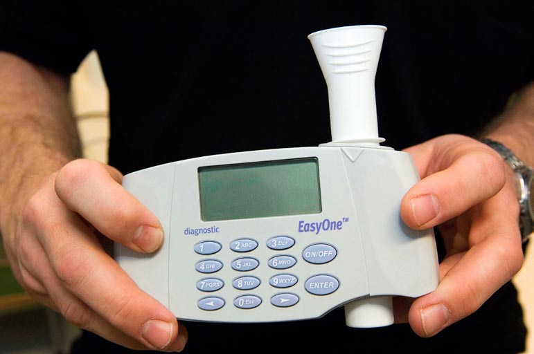 Spirometern kan också vara en liten behändig apparat. Med spirometri mäts hur stor volym luft, mätt i liter, en person maximalt kan andas ut efter en maximal inandning (forcerad vitalkapacitet, FVC).