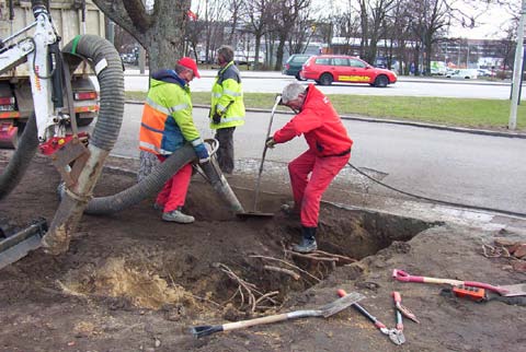 2009.02.23 VÄXTBÄDDSRENOVERING 4.4 Schaktmetoder Förutom handschakt kan man använda sig av två olika maskinbaserade schaktmetoder vid växtbäddsrenovering.