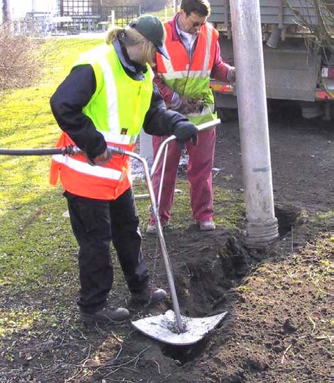 2009.02.23 VÄXTBÄDDSRENOVERING Arbete med vakuumteknik. Med tryckluftlansen skjuts jorden lös så att den sedan kan sugas upp.