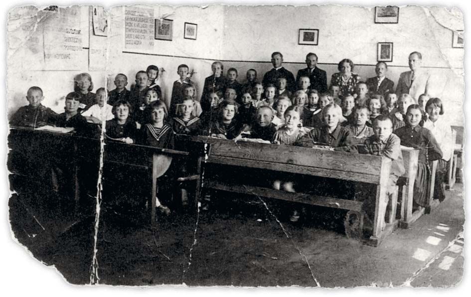 En polsk skolklass Polskan Cecylia Przylucka, som själv var elev i klassen, berättar om några av sina judiska skolkamrater och deras öden:»ta en titt på barnen på bilden genom ett förstoringsglas.