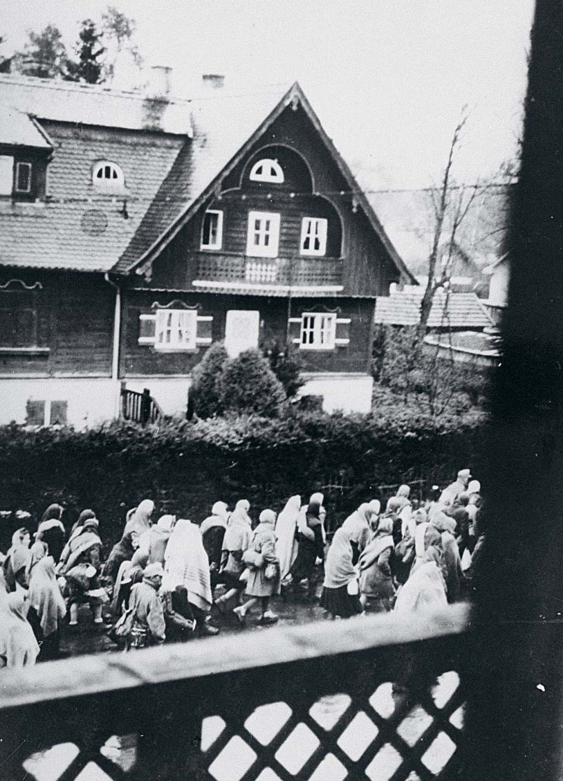 En dödsmarsch mellan koncentrationslägret Dachau och Wolfratshausen passerar en by i april 1945. Bilden är tagen i hemlighet.