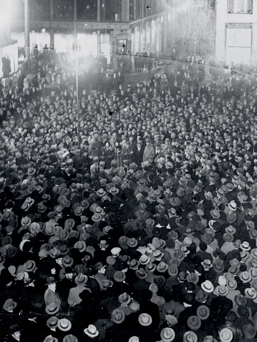 Ett nazistiskt möte på Hötorget i Stockholm 1932.