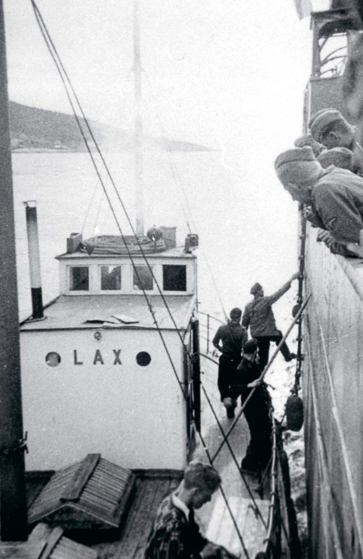 Svenska myndighetsrepresentanter går den 3 oktober 1940 ombord på det tyska fartyget Isar innan ankomsten till Luleå hamn. Isar medförde krigsmateriel och 1 000 SS-soldater.