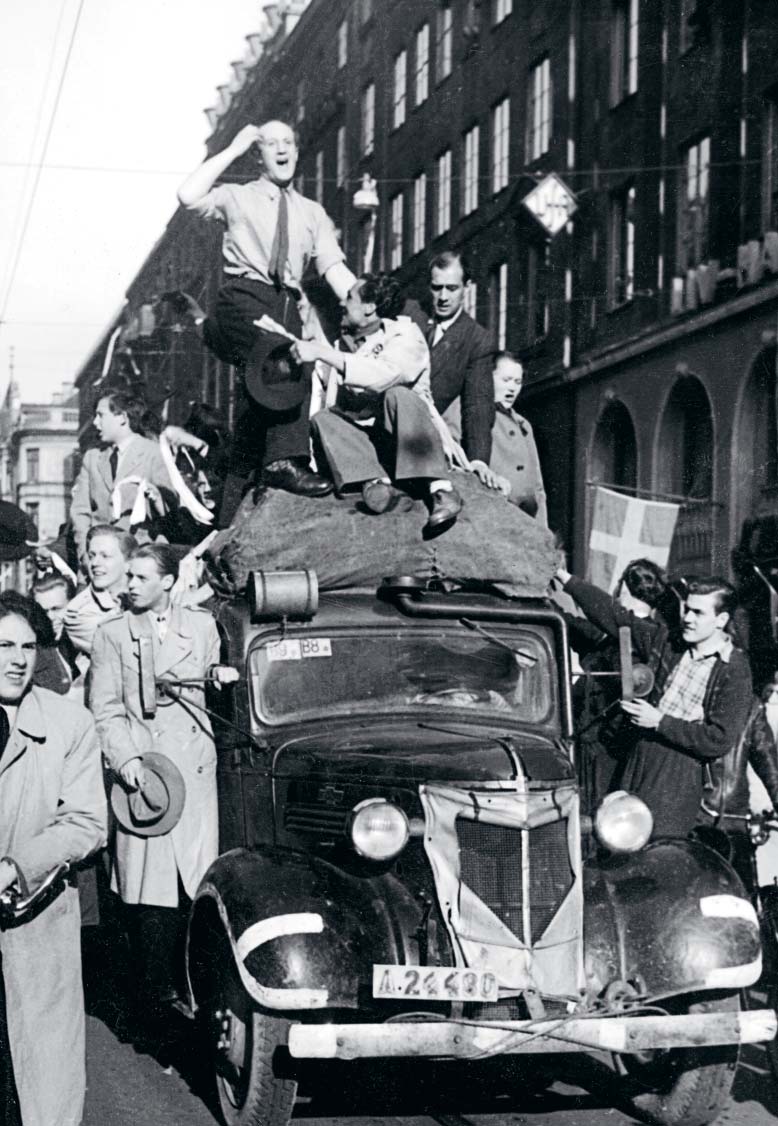 Fred i Europa, glädje i Sverige Nyheten om Tysklands kapitulation den 7 maj fick svenskarna att strömma ut på gatorna och fira freden.