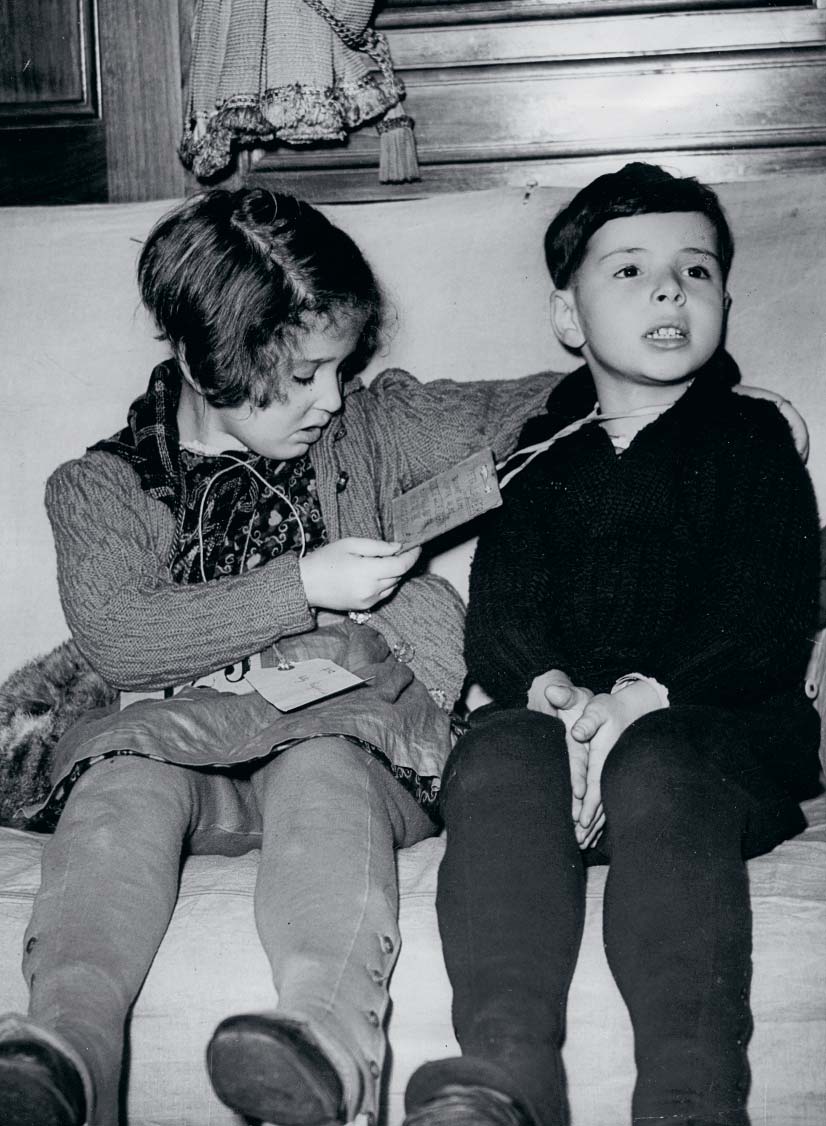 Åskådare Till vänster: två tysk-judiska barn efter ankomsten till England, 1938.