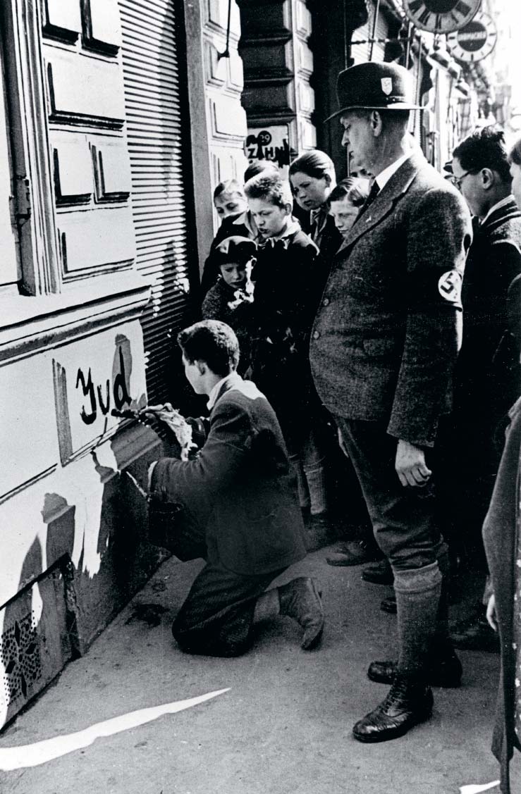 En judisk yngling förödmjukas i Wien 1938. Han tvingas vandalisera en judisk fastighet under överinseende av nazistiska partiaktivister.