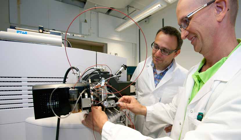 André Struglics och Patrik Önnerfjord vid ett av sina analysinstrument. Foto: Roger Lundholm Han liknar tillståndet vid att vara småförkyld i knäet hela tiden.